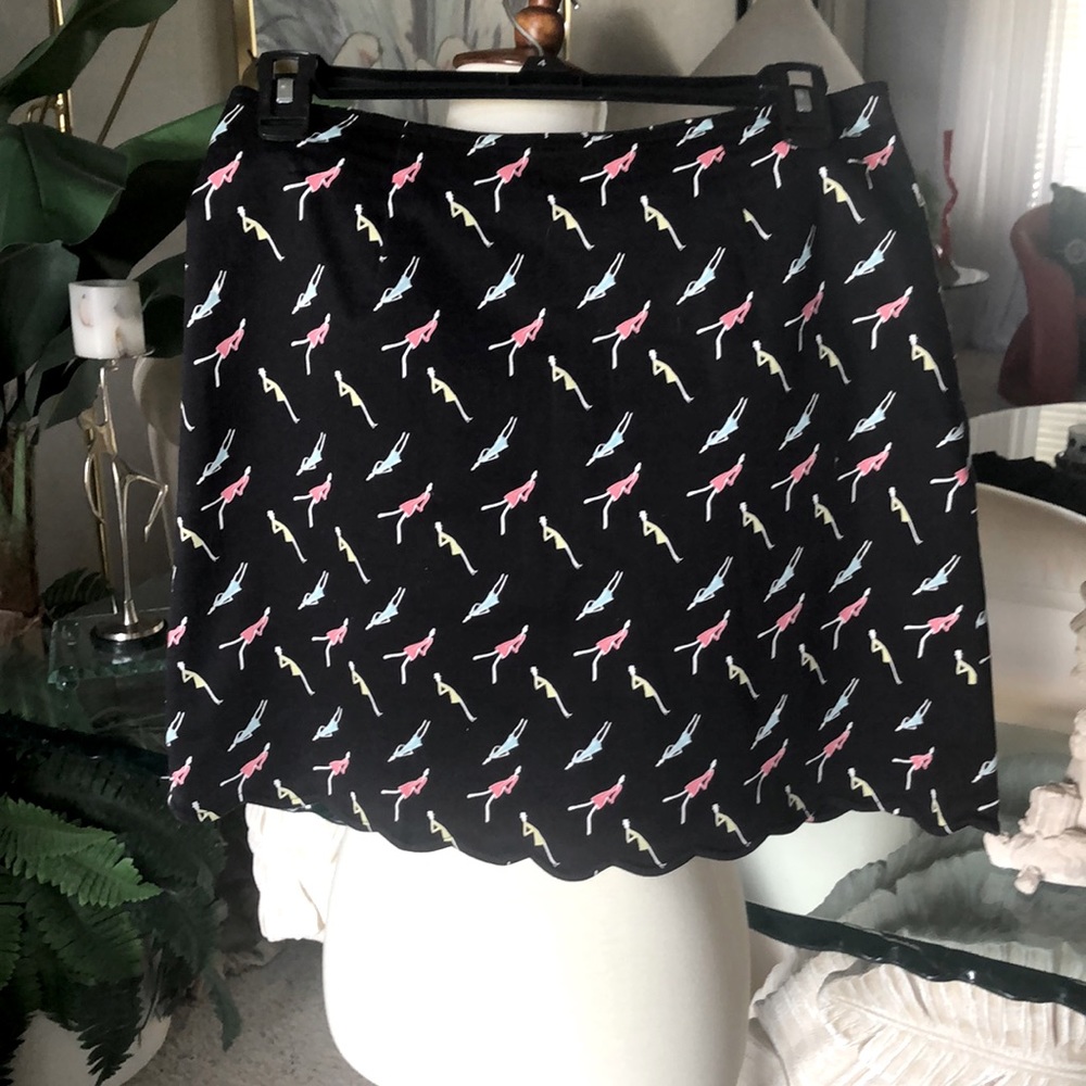 SZ 4 SCALLOPED HEM BLACK ABOVE KNEE SKIRT SIDE ZIP  97% COTTON 3% SPANDEX